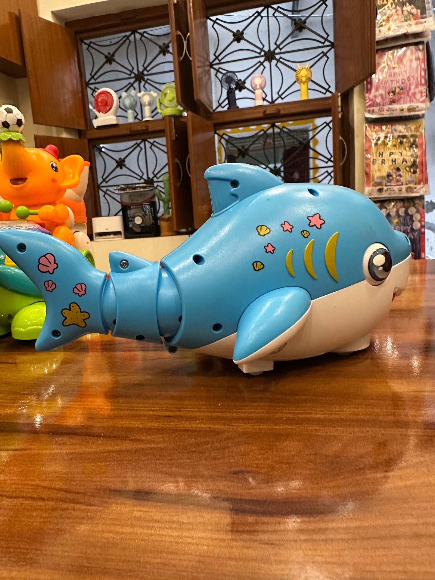MUSICAL SHARK THAT BLOWS BALL