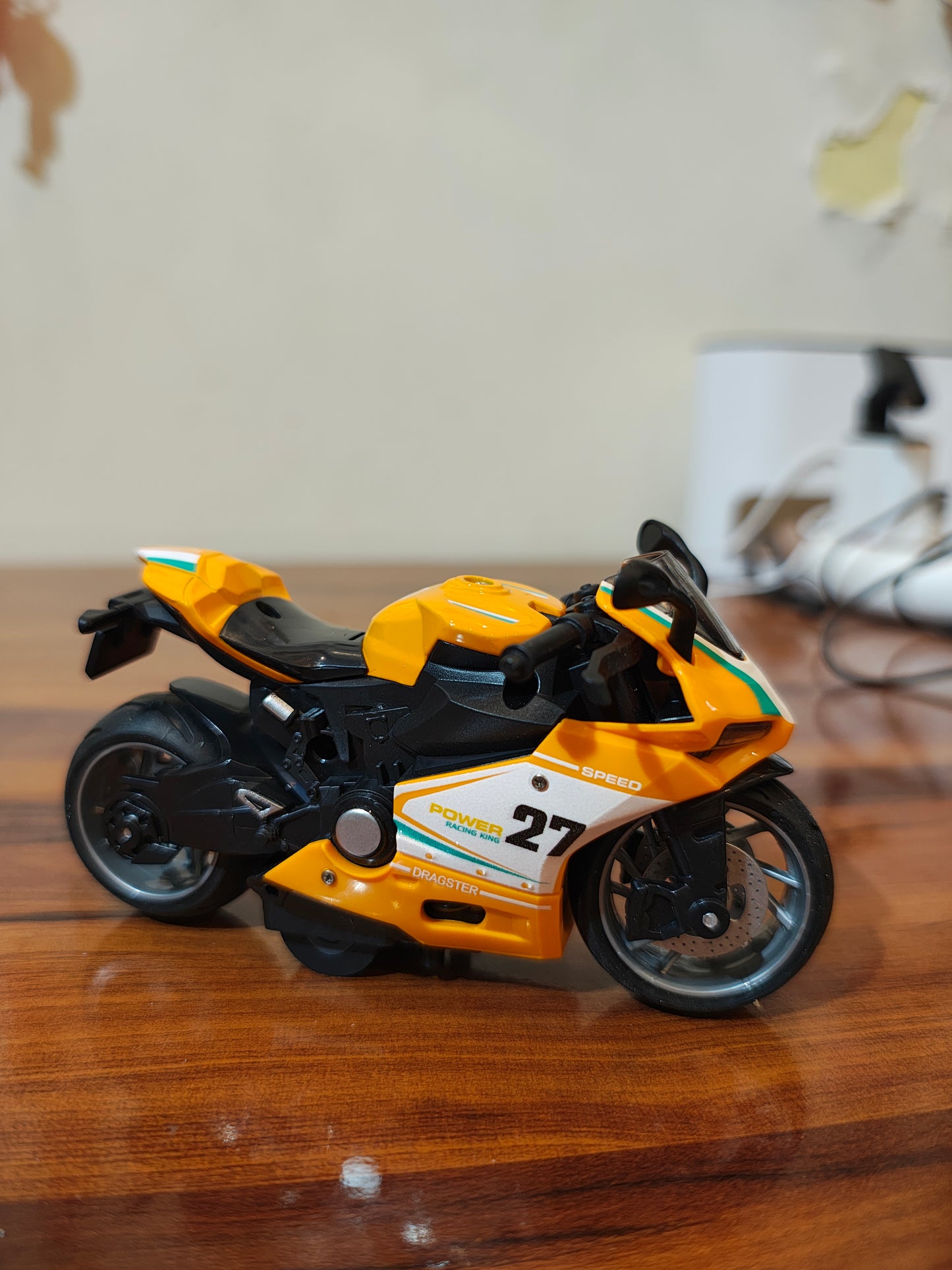 R15 METAL DIECAST 1:28