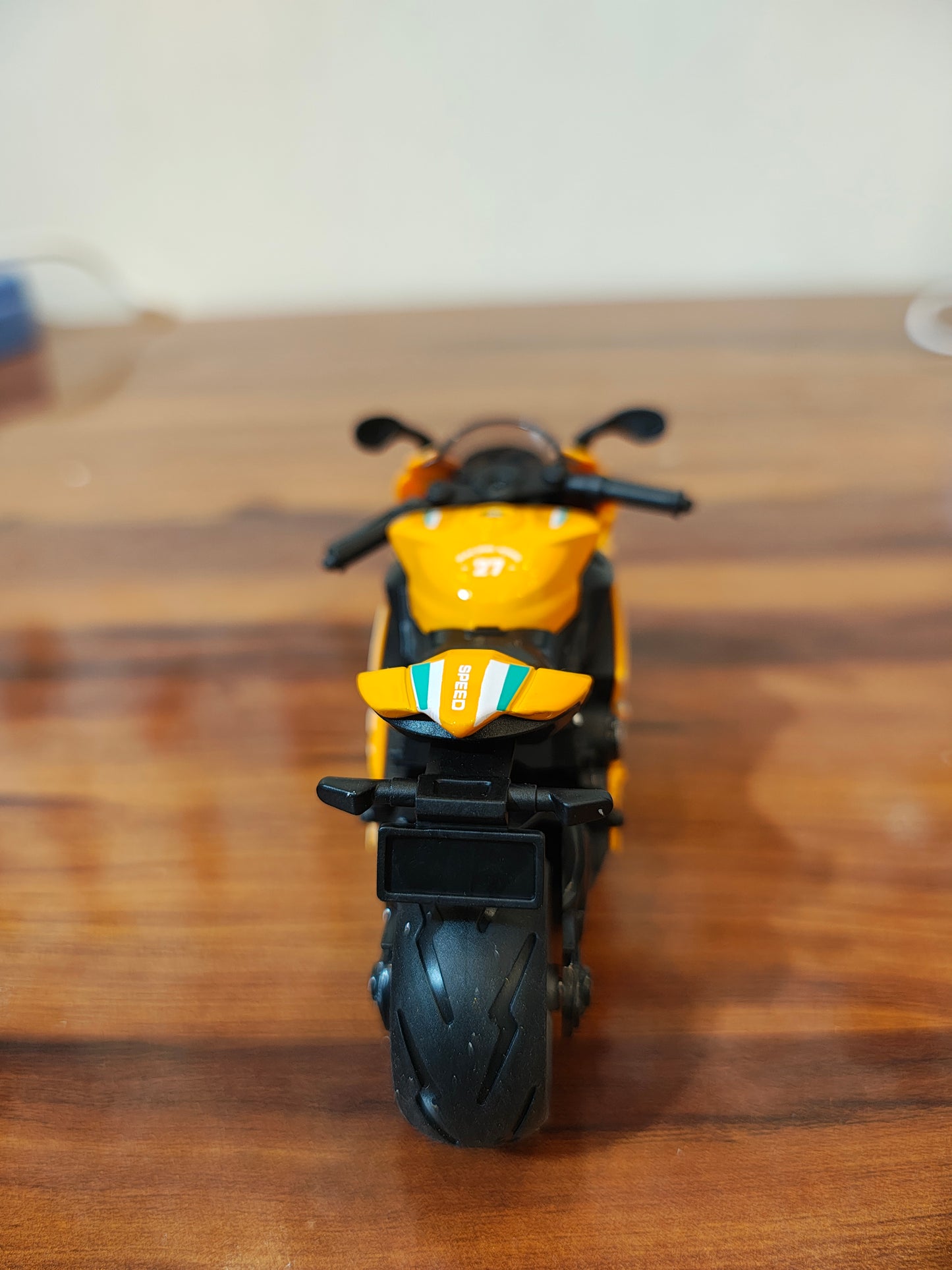 R15 METAL DIECAST 1:28